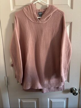Women’s hooded sweater in medium